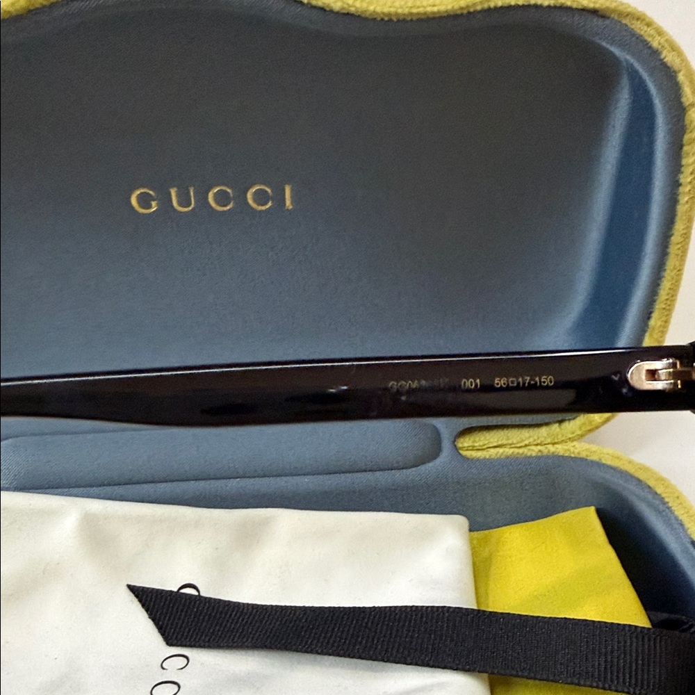Gucci Black Sunglasses with velvet Case - Picture 5 of 5